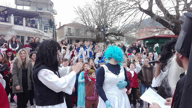 Πολύς κόσμος στο καρναβάλι και στο βλάχικο γάμο στο ΜΟΝΑΣΤΗΡΑΚΙ Βόνιτσας (ΠΟΛΛΕΣ ΦΩΤΟ) - Φωτογραφία 4