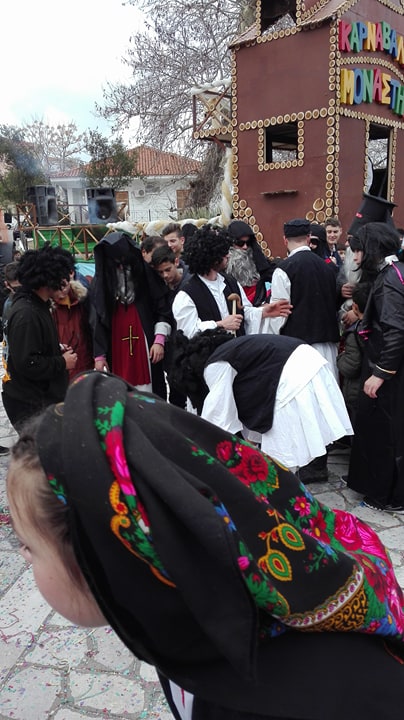 Πολύς κόσμος στο καρναβάλι και στο βλάχικο γάμο στο ΜΟΝΑΣΤΗΡΑΚΙ Βόνιτσας (ΠΟΛΛΕΣ ΦΩΤΟ) - Φωτογραφία 55