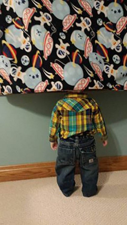 30 Αξιολάτρευτες φωτογραφίες μικρών παιδιών την ώρα που έπαιζαν κρυφτούλι.[photo - Φωτογραφία 7