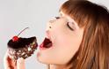 6 σημάδια πως καταναλώνετε υπερβολικά πολλά γλυκά