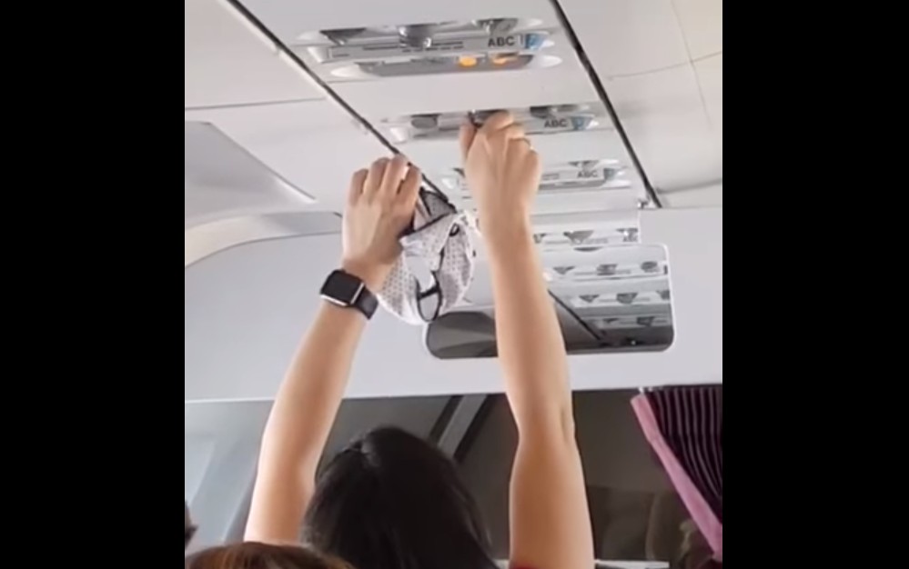 Απίστευτη νεαρή Ρωσίδα - Στέγνωνε το βρακί της στο σύστημα εξαερισμού του αεροπλάνου [video] - Φωτογραφία 1