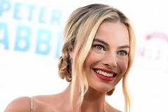 Βαρέθηκες τη χωρίστρα στη μέση ή στο πλάι; Η Margot Robbie σου δίνει την τέλεια εναλλακτική