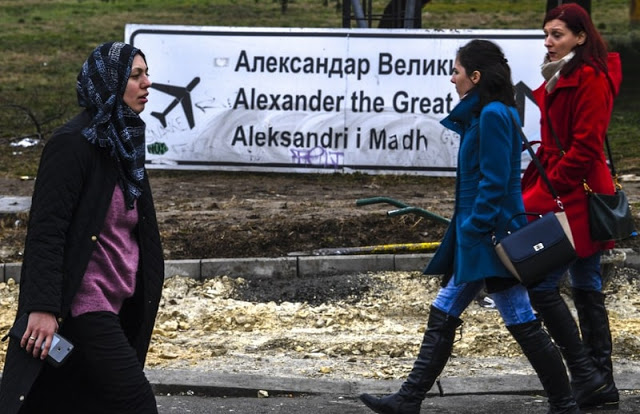 Σκόπια-αεροδρόμιο. Κατεβάζουν πινακίδες «Μέγας Αλέξανδρος» - Φωτογραφία 1