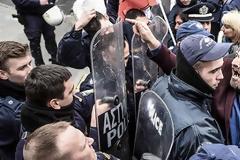 Ένταση έξω από τη Βουλή μεταξύ παιδαγωγών και αστυνομίας