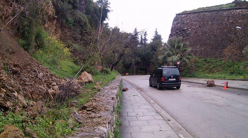 Ναύπλιο: Κατολίσθηση βράχων από το Παλαμήδι λόγω της βροχόπτωσης - Φωτογραφία 1