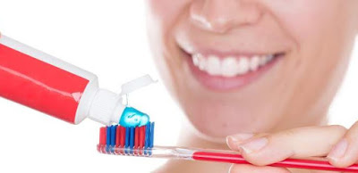 Πρέπει να βρέχουμε την οδοντόβουρτσα πριν βάλουμε οδοντόκρεμα; Η επιστήμη απαντά - Φωτογραφία 1