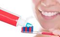 Πρέπει να βρέχουμε την οδοντόβουρτσα πριν βάλουμε οδοντόκρεμα; Η επιστήμη απαντά - Φωτογραφία 1