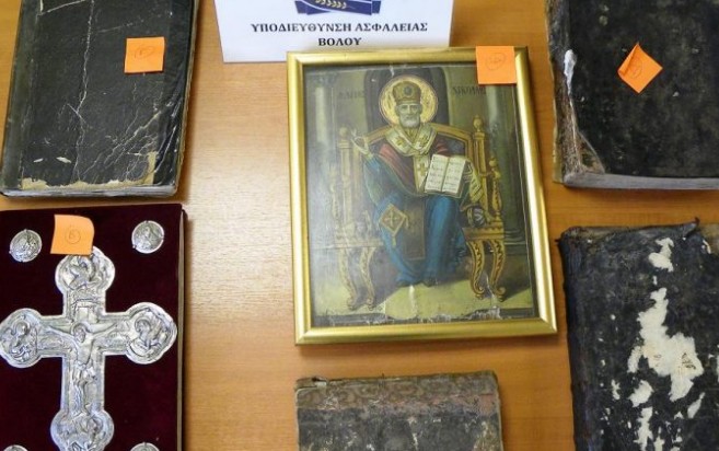 Σοκ στο Βόλο: Ακόμα και λειψανοθήκες με λείψανα Αγίων στα χέρια 33χρονου – Συνελήφθη με αρχαία εκκλησιαστικά αντικείμενα - Φωτογραφία 1