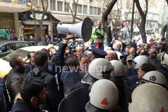 Οι πλειστηριασμοί δημιουργούν από το πρωί εντάσεις