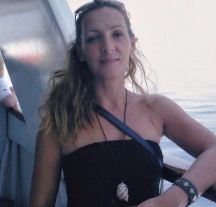 Καρολίνα Κάλφα: Θλίψη στην κηδεία της παρουσιάστριας, που κάηκε μέσα στο σπίτι της [photos] - Φωτογραφία 4
