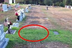 Δεν μπορούσε να καταλάβει γιατί ο τάφος του γιου της ήταν πράσινος. Όταν αποκαλύφτηκε η αλήθεια, έπαθε το σοκ της ζωή της... [photos]