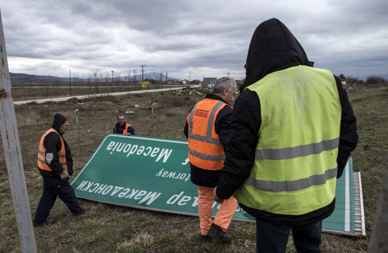 Σκόπια: «Ξηλώνουν» τις πινακίδες με το όνομα του Μεγαλέξανδρου από τον αυτοκινητόδρομο - Φωτογραφία 4