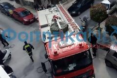 Φωτιά σε διαμέρισμα πολυκατοικίας στην Πάτρα - Φοιτητές κατέβηκαν από τα διαμερίσματα τους