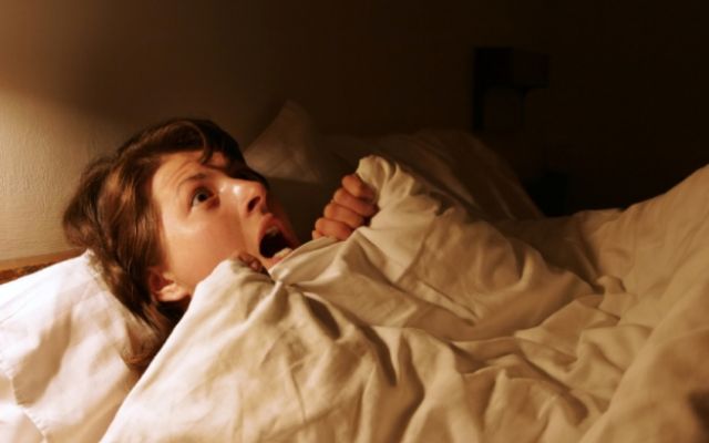Ακούτε έντονους θορύβους, ουρλιαχτά ή ανεξήγητες φωνές κατά τη διάρκεια του ύπνου; Υπάρχει εξήγηση και θεραπεία - Φωτογραφία 1