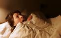 Ακούτε έντονους θορύβους, ουρλιαχτά ή ανεξήγητες φωνές κατά τη διάρκεια του ύπνου; Υπάρχει εξήγηση και θεραπεία