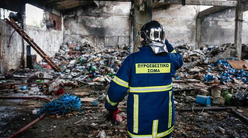 Βίντεο: Φωτιά σε εργοστάσιο στη Μάνδρα - Νεκρός ένας άντρας - Φωτογραφία 1