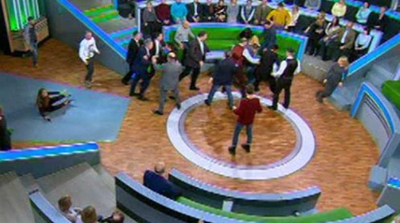 Ρωσία: Παρουσιαστής «πιάστηκε» στα χέρια με πολιτικό αναλυτή on air! - Φωτογραφία 1