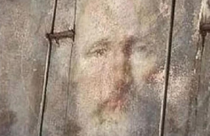 Θαύμα: Το πρόσωπο του Αγίου Νικολάου εμφανίζεται σε ξύλινη πόρτα - Φωτογραφία 1