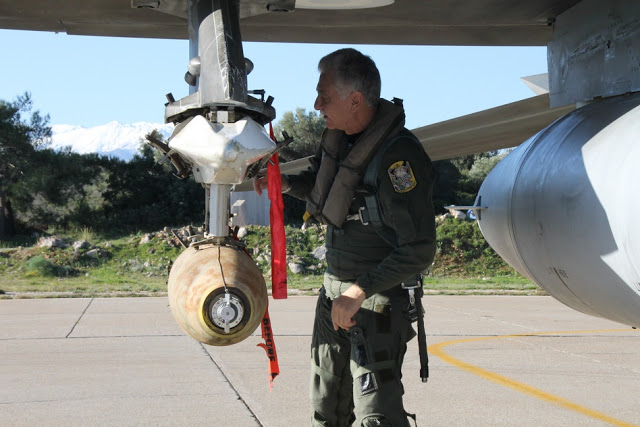 Ο Αρχηγός της Αεροπορίας «βομβάρδισε» βραχονησίδες πετώντας απο την 115 ΠΜ - Φωτογραφία 1