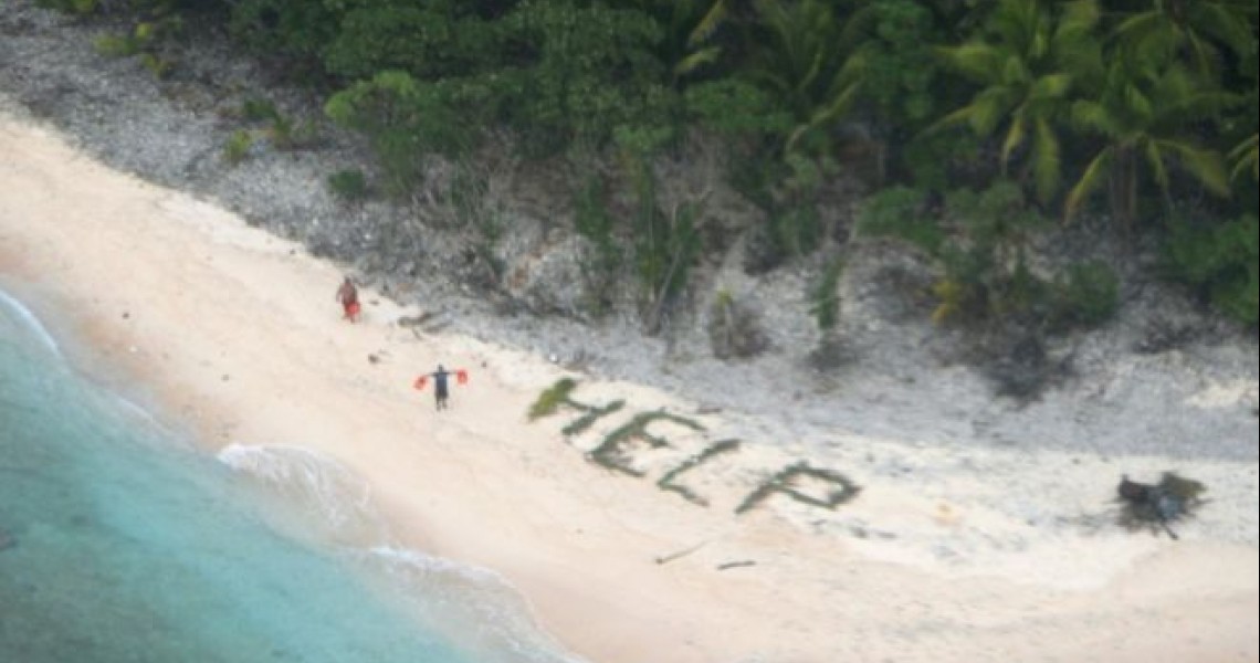 Ναυαγοί σώθηκαν γράφοντας στην άμμο τη λέξη… «βοήθεια» - Φωτογραφία 1