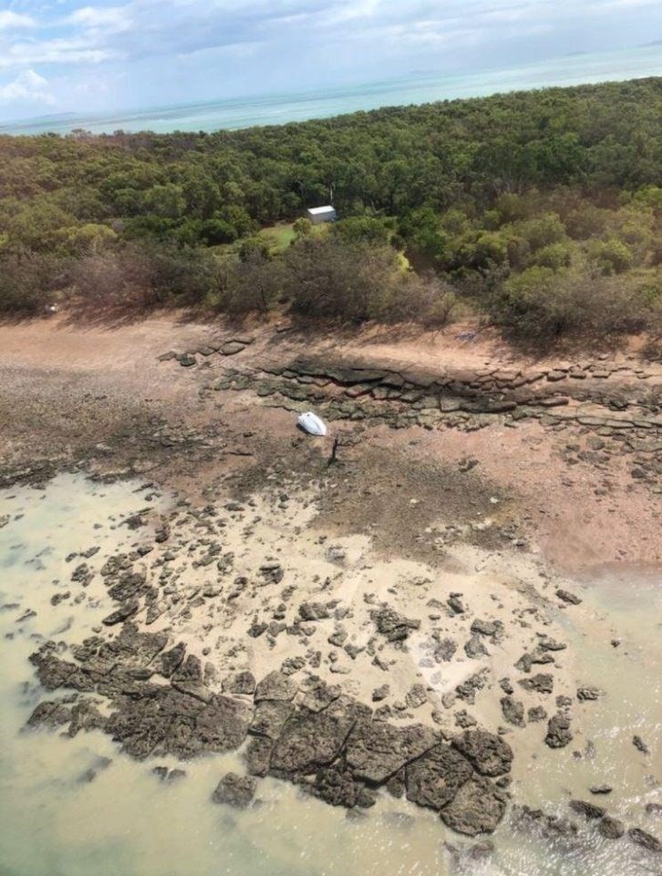 Ναυαγοί σώθηκαν γράφοντας στην άμμο τη λέξη… «βοήθεια» - Φωτογραφία 2