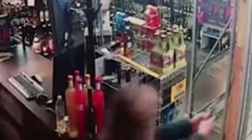 Απίστευτο βίντεο: Μάνα και κόρη πυροβολούν ένοπλο κουκουλοφόρο που επιχειρεί να ληστέψει το μαγαζί τους - Φωτογραφία 1