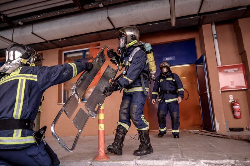 Άσκηση ετοιμότητας στο «Αττικόν»: Πυροσβέστες και αντίσκηνα στο προαύλιο του νοσοκομείου - Φωτογραφία 6