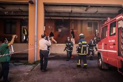 Άσκηση ετοιμότητας στο «Αττικόν»: Πυροσβέστες και αντίσκηνα στο προαύλιο του νοσοκομείου
