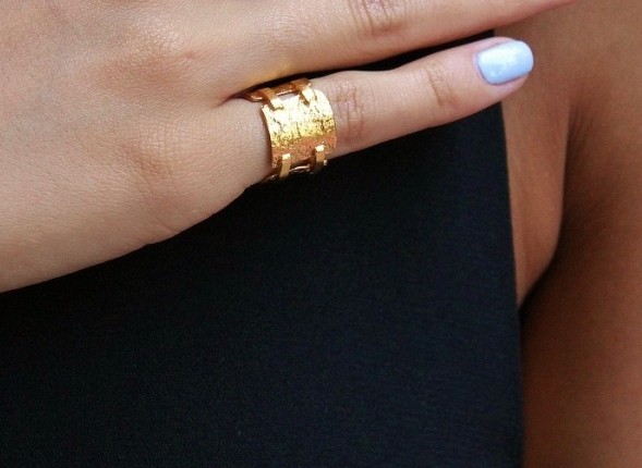 Πώς λέγονται τα δαχτυλίδια που φοριούνται στο μικρό δάχτυλο του χεριού; - Φωτογραφία 1