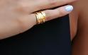 Πώς λέγονται τα δαχτυλίδια που φοριούνται στο μικρό δάχτυλο του χεριού;
