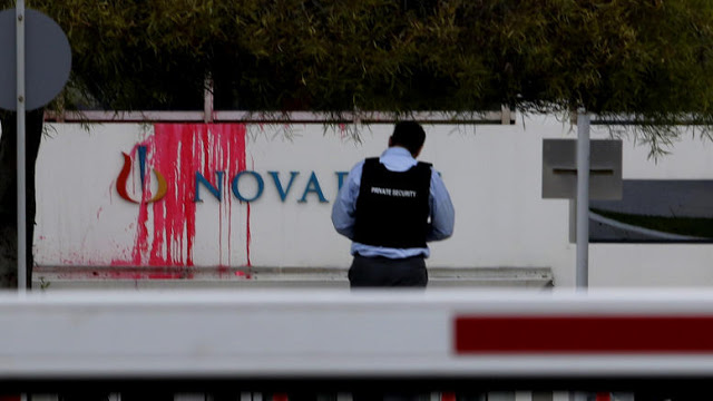 Δείτε το βίντεο από την επίθεση του Ρουβίκωνα στα κεντρικά γραφεία της Novartis - Φωτογραφία 1