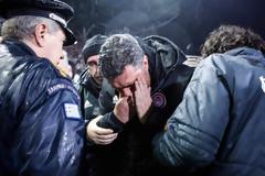 Επεισόδια μεταξύ οπαδών και αστυνομίας στην Τούμπα - Στο νοσοκομείο ο προπονητής του Ολυμπιακού (Βίντεο)