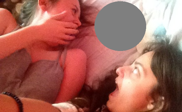 Δύο κορίτσια έβγαζαν μία selfie φωτογραφία αλλά αυτό που είδαν στο κρεβάτι τους... φρίκαρε! [photos] - Φωτογραφία 1