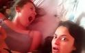 Δύο κορίτσια έβγαζαν μία selfie φωτογραφία αλλά αυτό που είδαν στο κρεβάτι τους... φρίκαρε! [photos] - Φωτογραφία 4