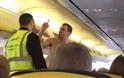 Ημίγυμνος επιβάτης της Ryan air βρίζει και απειλεί το πλήρωμα κατά τη διάρκεια πτήσης