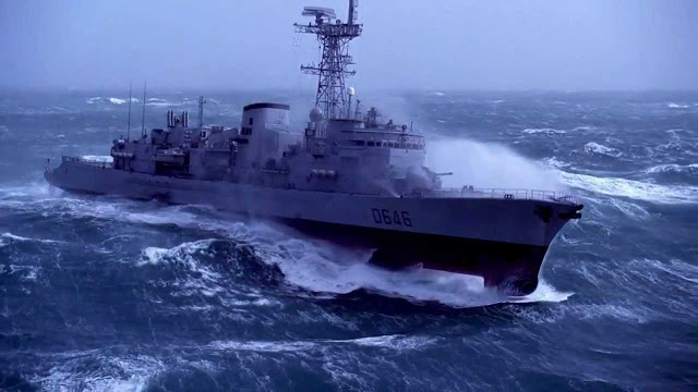 Τι κάνουν τα πολεμικά πλοία στην καταιγίδα! [video] - Φωτογραφία 1