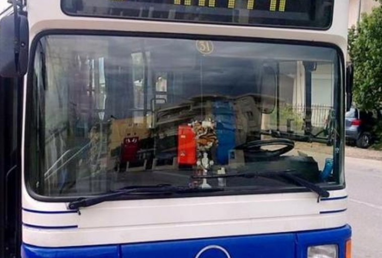 Πάτρα: Μπαράζ επιθέσεων με λεμόνια κατά λεωφορείων του Αστικού ΚΤΕΛ - Λαχτάρησαν οι επιβάτες - Φωτογραφία 1