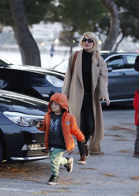 Φαίη Σκορδά: Το outfit που επέλεξε σε έξοδο με τη μητέρα της και τον μικρότερο γιο της - Φωτογραφία 3