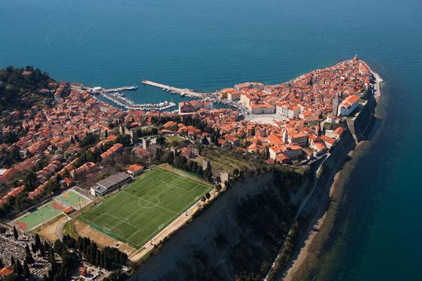 Τα 10 πιο περίεργα γήπεδα ποδοσφαίρου στον κόσμο - Φωτογραφία 11