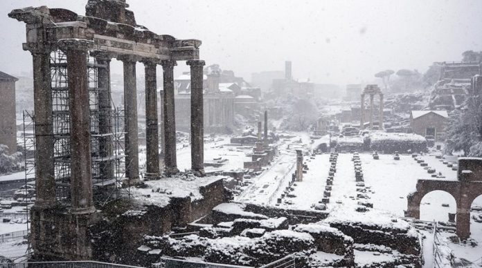 Ρώμη: Η σφοδρότερη χιονόπτωση των τελευταίων 6 ετών – Στα λευκά το Κολοσσαίο - Φωτογραφία 1