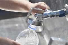 Γιατί δεν πρέπει να ξαναγεμίζουμε με νερό τα πλαστικά μπουκάλια…