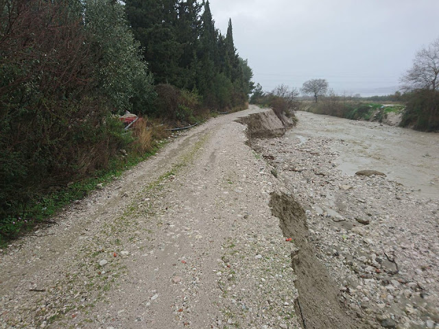 Ορμητικός Χείμαρρος κατέστρεψε αγροτικό δρόμο στο ΔΡΥΜΟ Βόνιτσας (ΦΩΤΟ) - Φωτογραφία 3