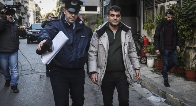Συνελήφθη και αφέθηκε ελεύθερος ο Κώστας Βαξεβάνης μετά τη μήνυση Σαμαρά για συκοφαντική δυσφήμιση – Στις 16 Απριλίου η δίκη (ΦΩΤΟ & ΒΙΝΤΕΟ) - Φωτογραφία 1