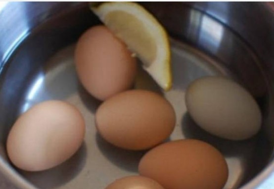 Βράζει αυγά και ρίχνει μέσα μια φέτα λεμόνι - Ο λόγος; Πανέξυπνος! [video] - Φωτογραφία 1