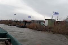 Γέμισε με γαλανόλευκες σημαίες η φυσική συνοριογραμμή στο Δέλτα του Εβραίου [Εικόνες]