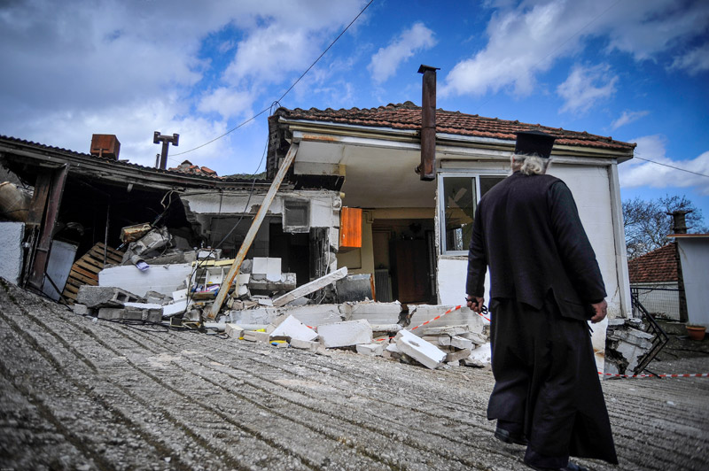 Πιαλεία Τρικάλων: Αφήνουν τα σπίτια τους που καταρρέουν από τις κατολισθήσεις - Φωτογραφία 4
