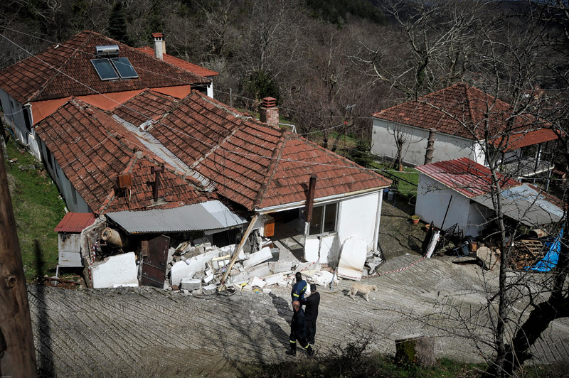 Πιαλεία Τρικάλων: Αφήνουν τα σπίτια τους που καταρρέουν από τις κατολισθήσεις - Φωτογραφία 5