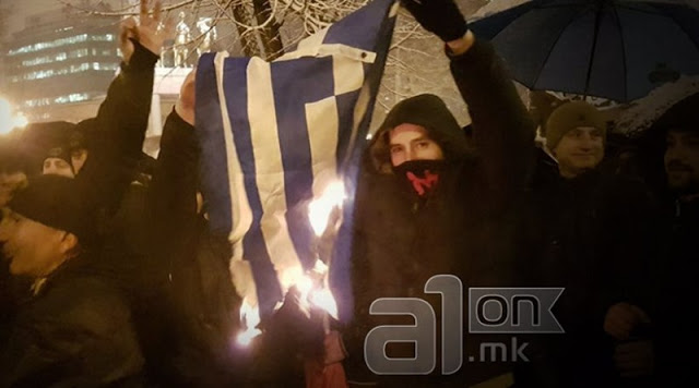 Μεγάλη πρόκληση από Σκοπιανούς εθνικιστές..Έκαψαν την ελληνική σημαία σε διαδήλωση για την ονομασία της χώρας τους - Φωτογραφία 3