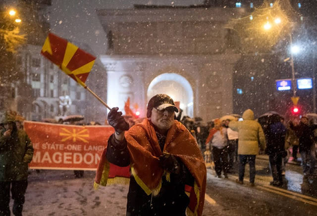 Μεγάλη πρόκληση από Σκοπιανούς εθνικιστές..Έκαψαν την ελληνική σημαία σε διαδήλωση για την ονομασία της χώρας τους - Φωτογραφία 4