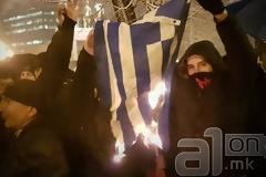 Μεγάλη πρόκληση από Σκοπιανούς εθνικιστές..Έκαψαν την ελληνική σημαία σε διαδήλωση για την ονομασία της χώρας τους